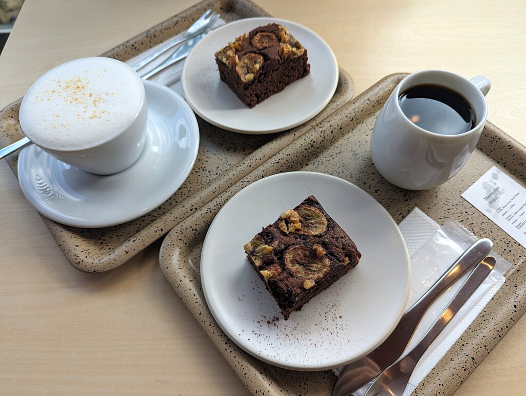 バナナブラウニーとカフェラテ